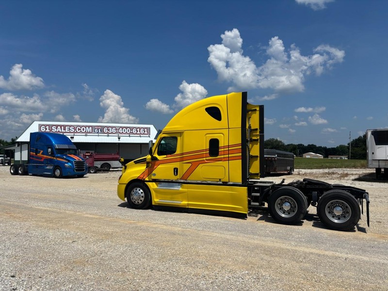 Freightliner CASCADIA Vehicle Full-screen Gallery Image 01
