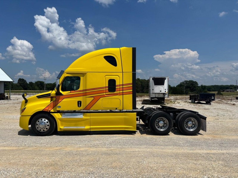 Freightliner CASCADIA Vehicle Full-screen Gallery Image 02
