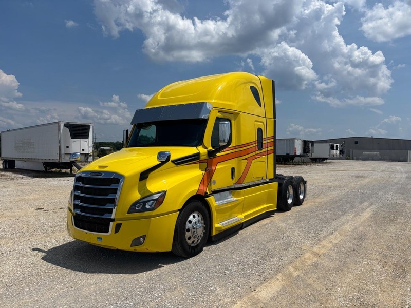 Freightliner CASCADIA Vehicle Full-screen Gallery Image 03