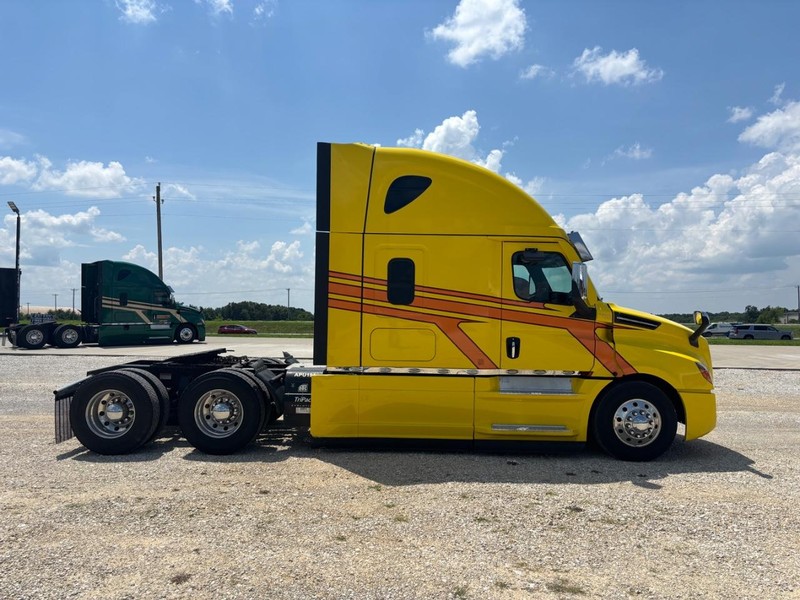 Freightliner CASCADIA Vehicle Full-screen Gallery Image 04