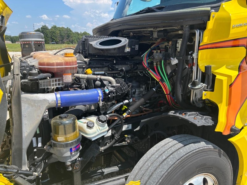 Freightliner CASCADIA Vehicle Full-screen Gallery Image 05
