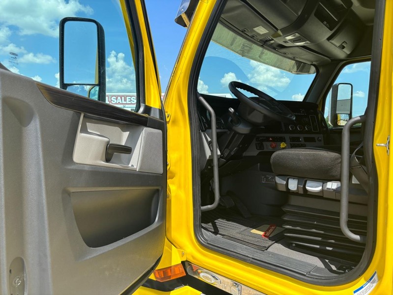 Freightliner CASCADIA Vehicle Full-screen Gallery Image 06