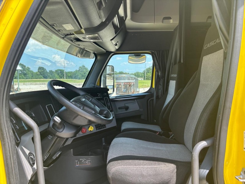 Freightliner CASCADIA Vehicle Full-screen Gallery Image 07