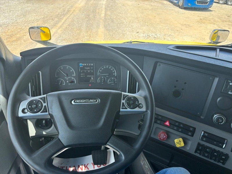 Freightliner CASCADIA Vehicle Full-screen Gallery Image 08