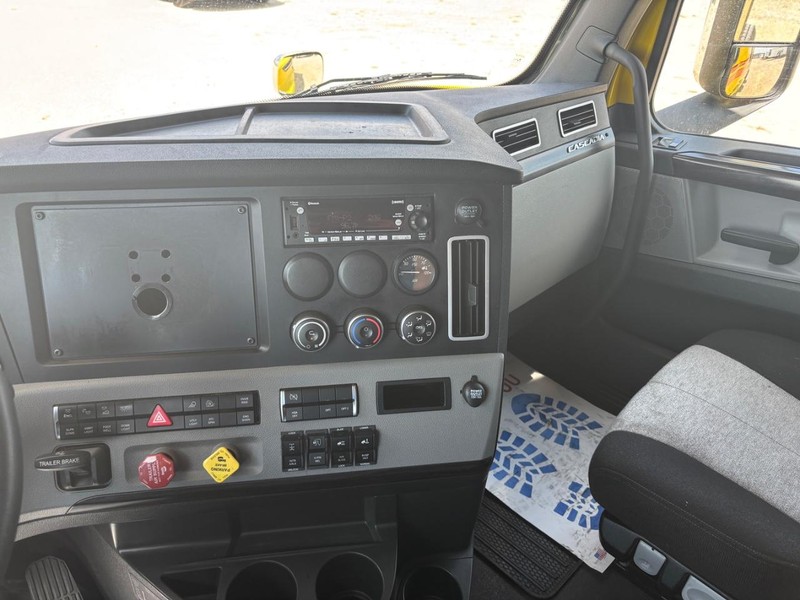 Freightliner CASCADIA Vehicle Full-screen Gallery Image 10