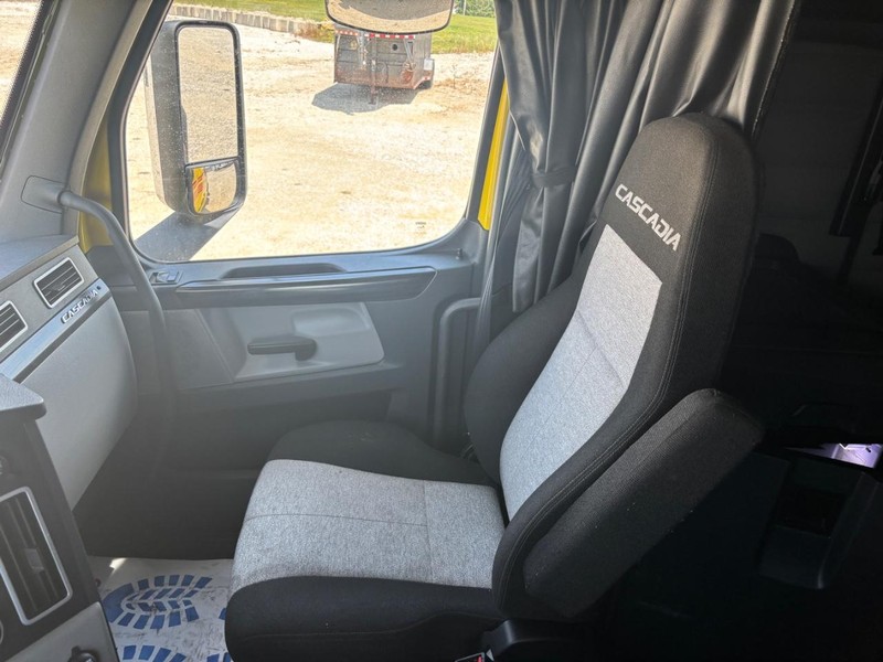 Freightliner CASCADIA Vehicle Full-screen Gallery Image 11
