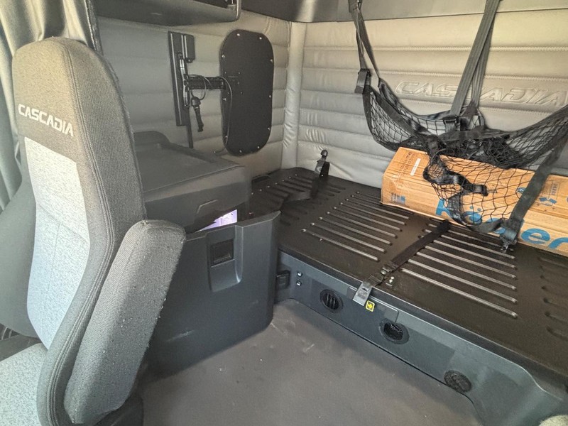 Freightliner CASCADIA Vehicle Full-screen Gallery Image 12