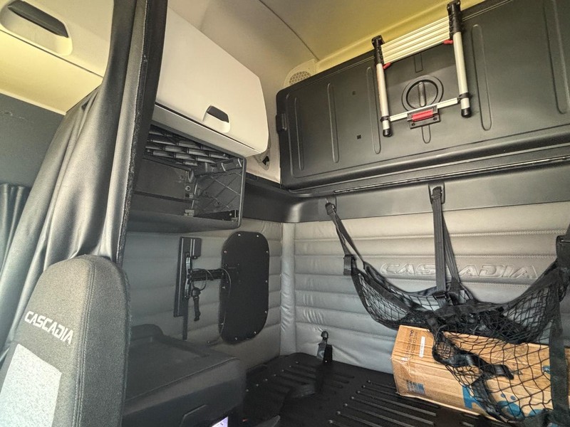 Freightliner CASCADIA Vehicle Full-screen Gallery Image 13