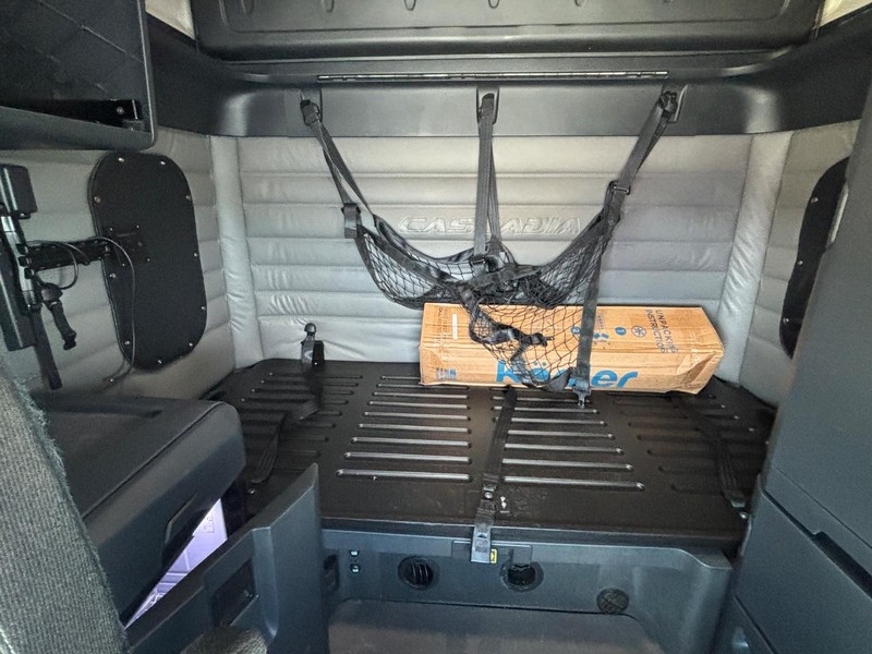 Freightliner CASCADIA Vehicle Full-screen Gallery Image 14