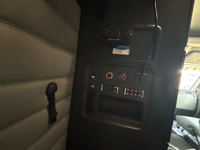Freightliner CASCADIA Vehicle Full-screen Gallery Image 15