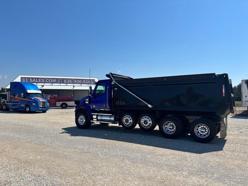 Western Star 47X Vehicle Full-screen Gallery Image 02