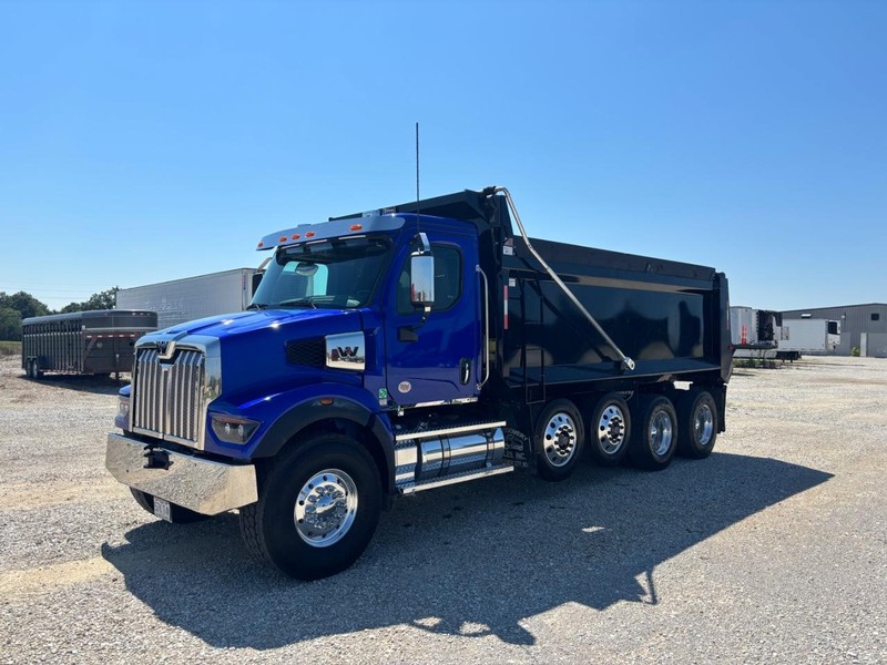 Western Star 47X Vehicle Full-screen Gallery Image 03
