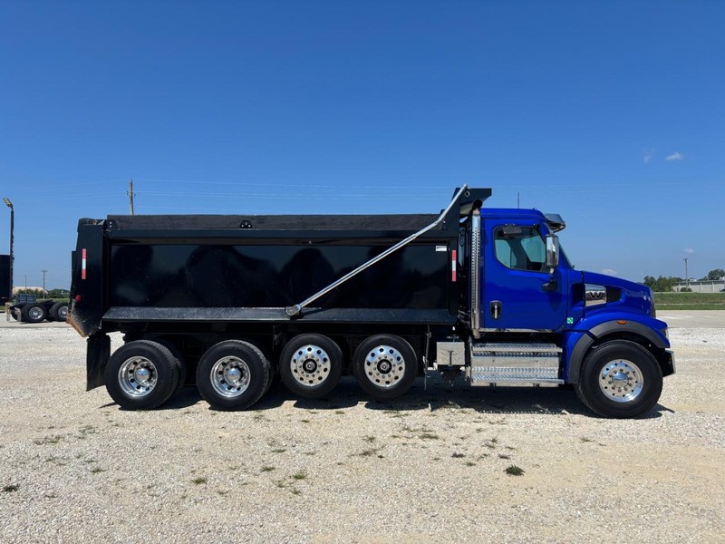 Western Star 47X Vehicle Full-screen Gallery Image 04