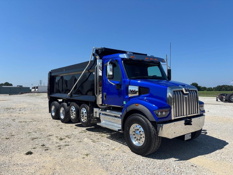 Western Star 47X Vehicle Full-screen Gallery Image 05