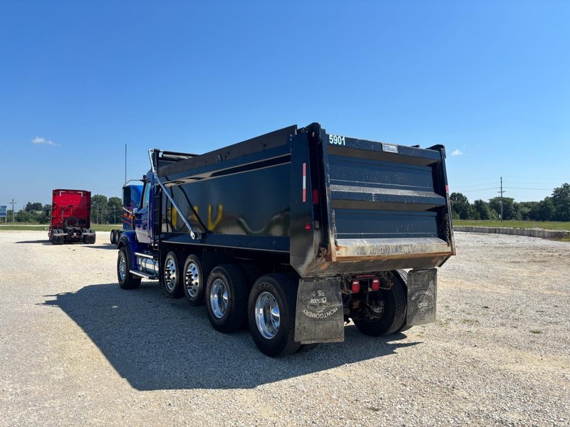 Western Star 47X Vehicle Full-screen Gallery Image 06