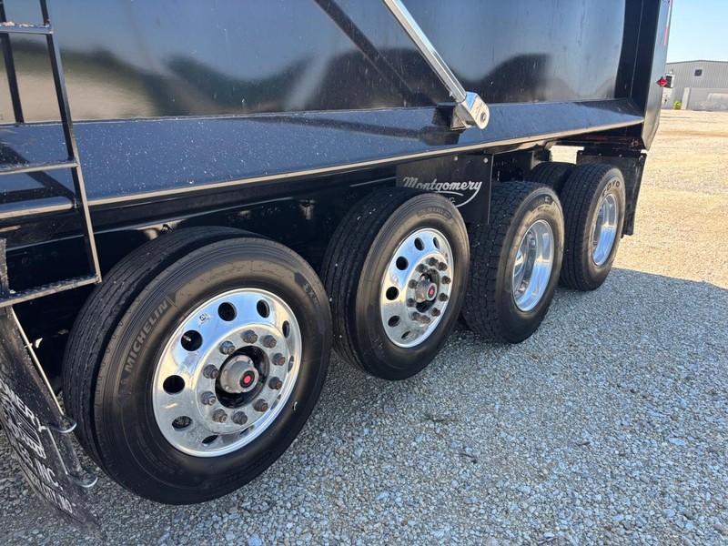 Western Star 47X Vehicle Full-screen Gallery Image 08