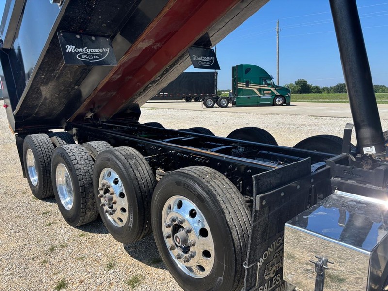 Western Star 47X Vehicle Full-screen Gallery Image 10