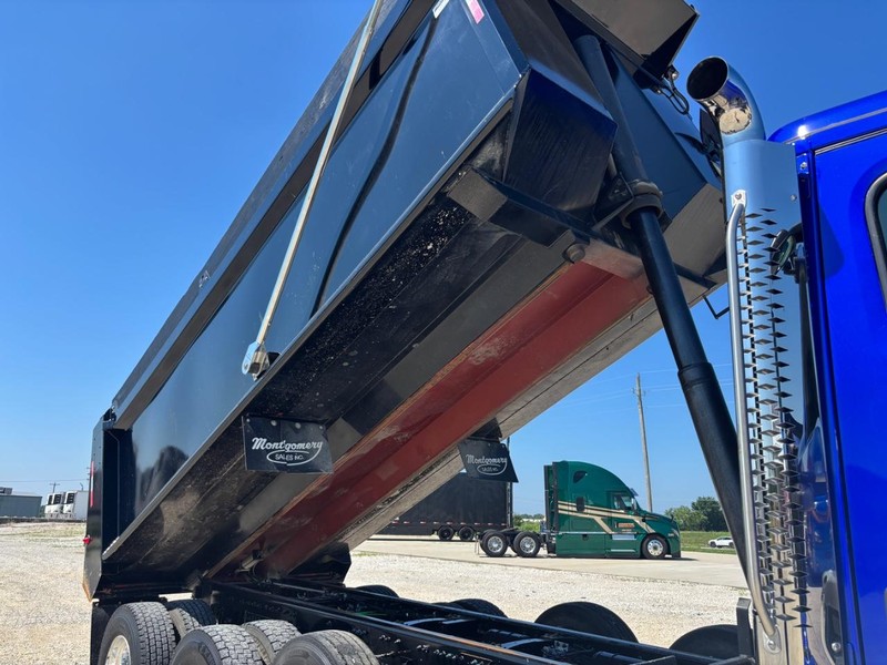 Western Star 47X Vehicle Full-screen Gallery Image 11
