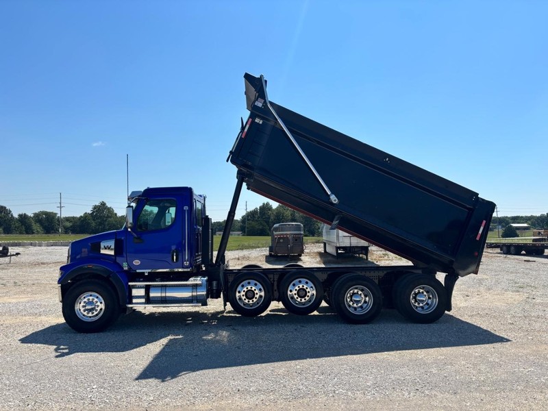 Western Star 47X Vehicle Full-screen Gallery Image 12