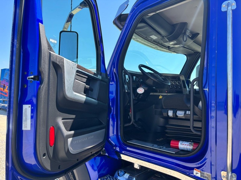 Western Star 47X Vehicle Full-screen Gallery Image 13
