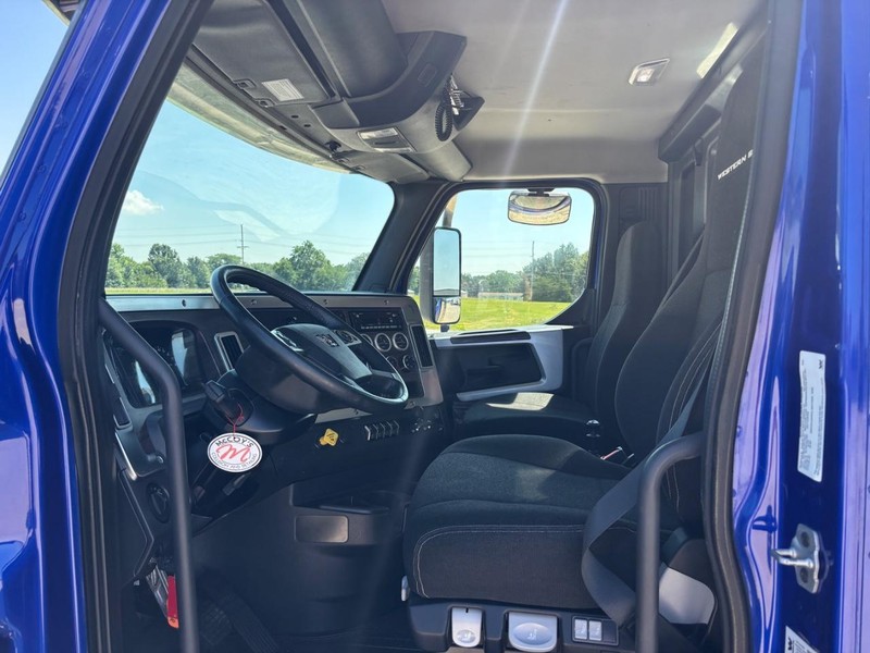 Western Star 47X Vehicle Full-screen Gallery Image 14