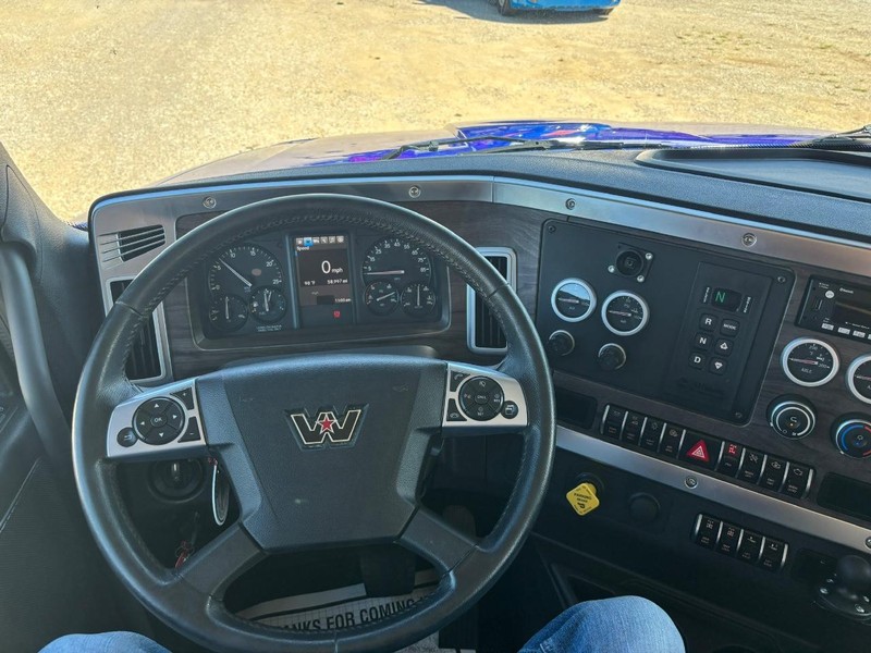 Western Star 47X Vehicle Full-screen Gallery Image 15