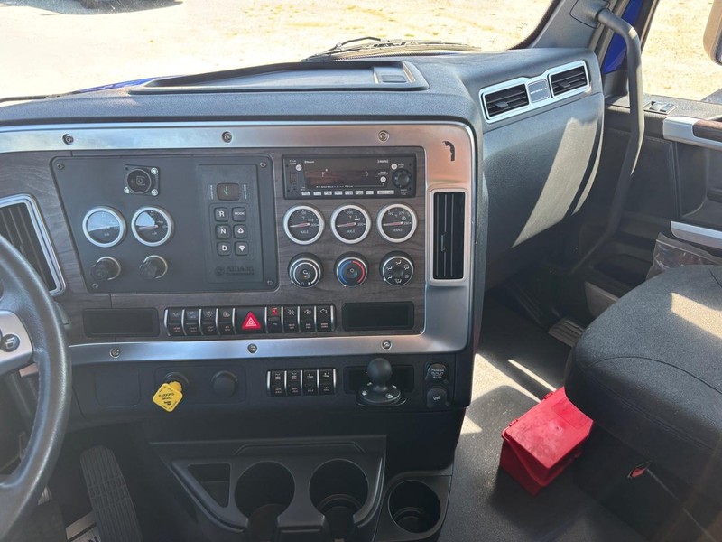 Western Star 47X Vehicle Full-screen Gallery Image 16