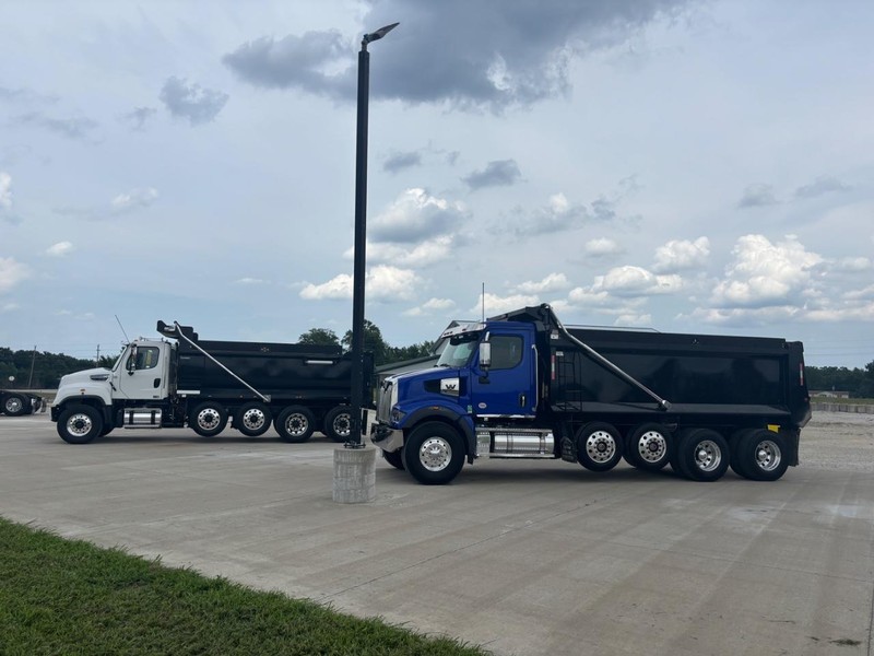 Western Star 47X Vehicle Full-screen Gallery Image 19