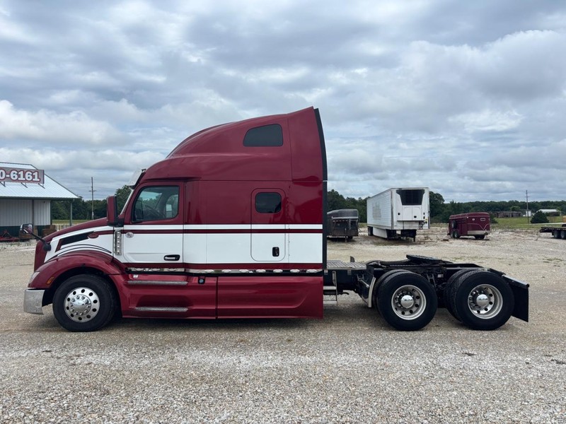 Peterbilt 579 Vehicle Full-screen Gallery Image 01