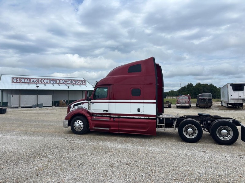 Peterbilt 579 Vehicle Full-screen Gallery Image 02