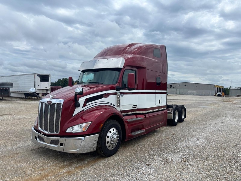 Peterbilt 579 Vehicle Full-screen Gallery Image 03