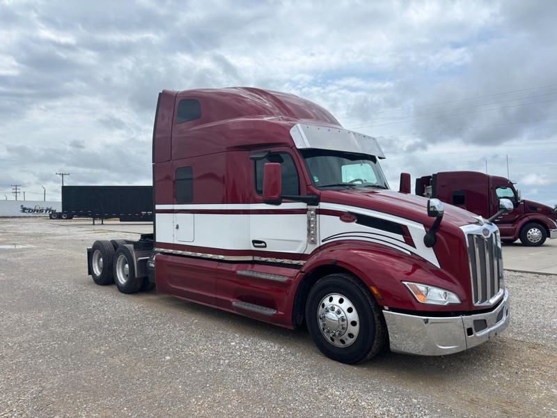 Peterbilt 579 Vehicle Full-screen Gallery Image 04