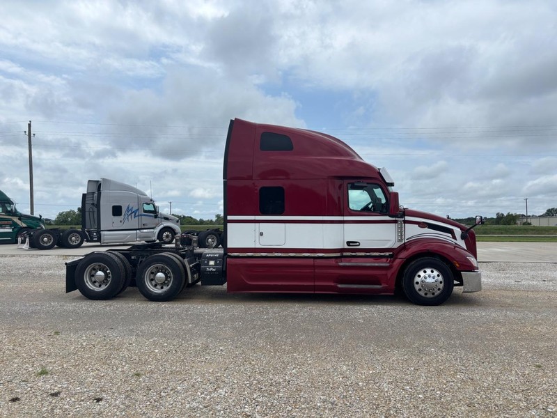 Peterbilt 579 Vehicle Full-screen Gallery Image 05