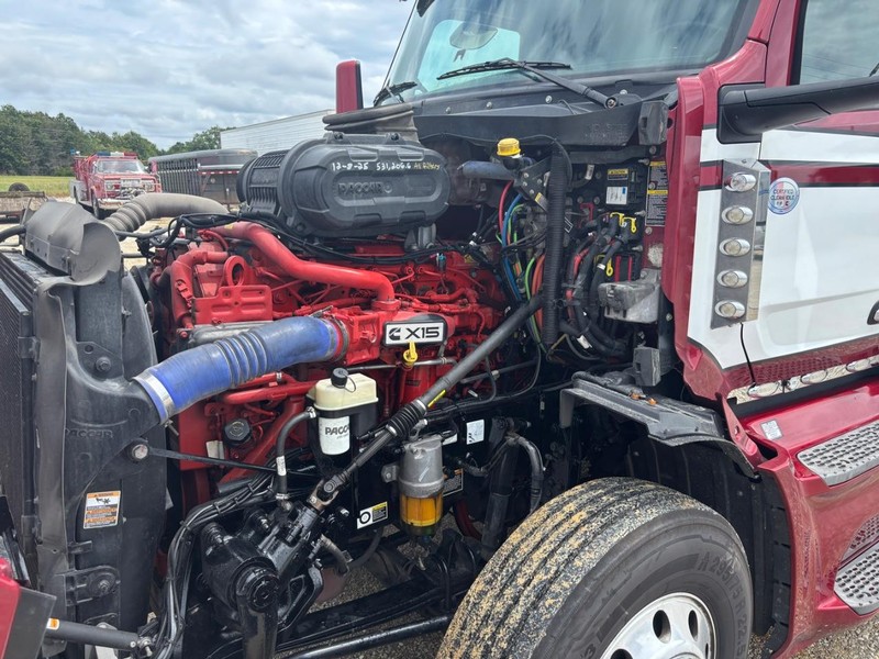 Peterbilt 579 Vehicle Full-screen Gallery Image 07