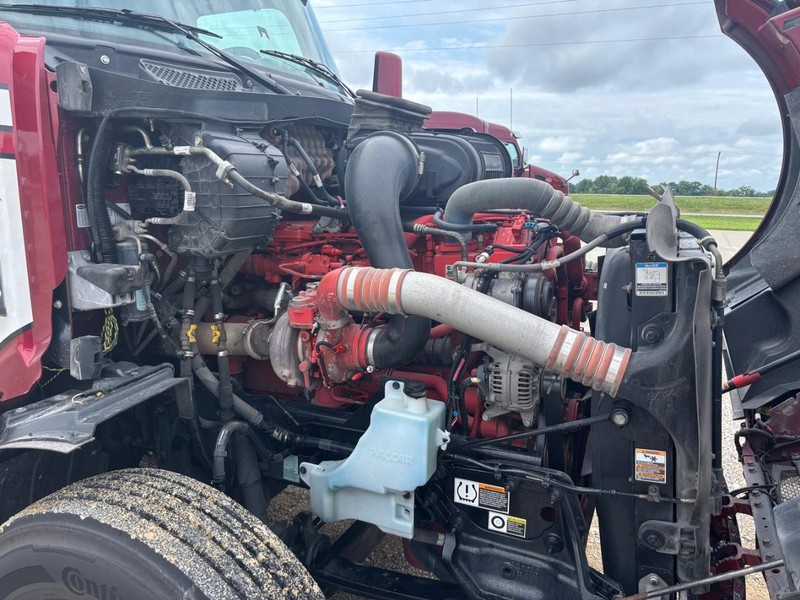Peterbilt 579 Vehicle Full-screen Gallery Image 09