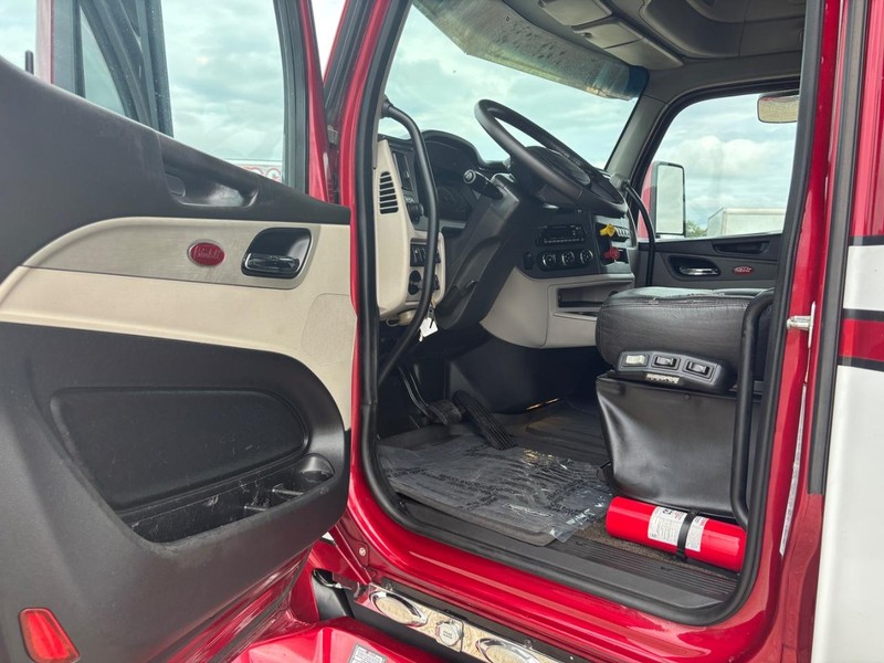 Peterbilt 579 Vehicle Full-screen Gallery Image 10