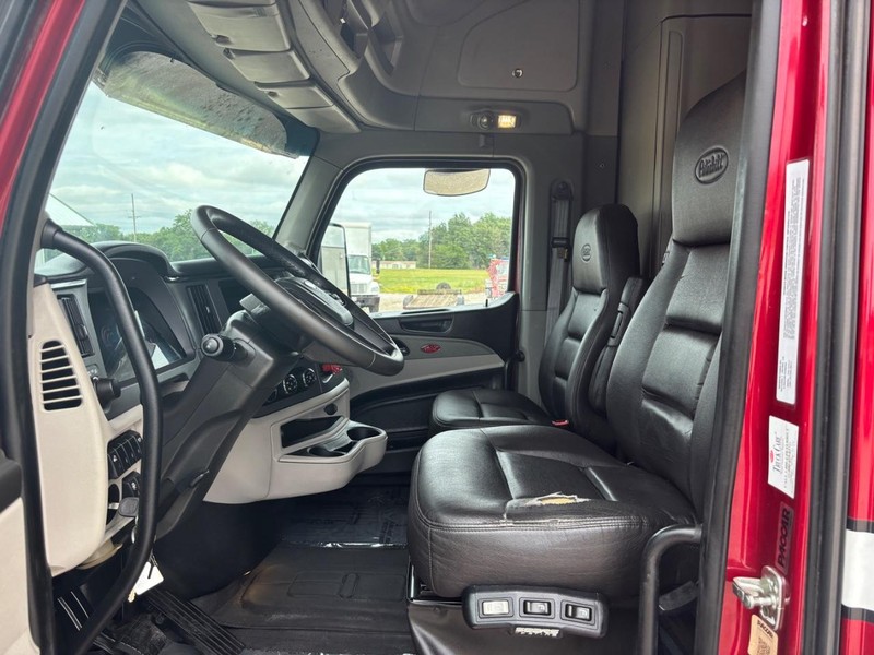 Peterbilt 579 Vehicle Full-screen Gallery Image 11
