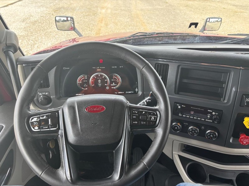 Peterbilt 579 Vehicle Full-screen Gallery Image 12