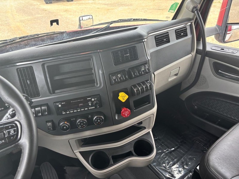 Peterbilt 579 Vehicle Full-screen Gallery Image 14