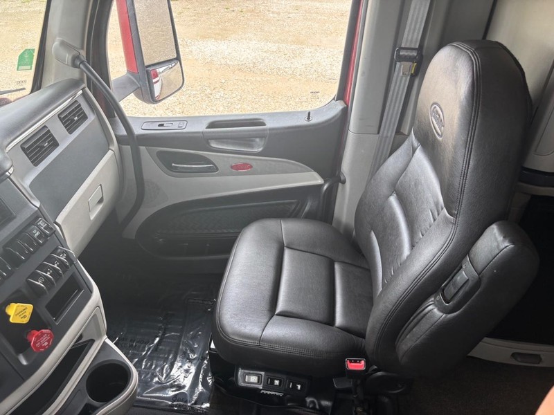 Peterbilt 579 Vehicle Full-screen Gallery Image 15