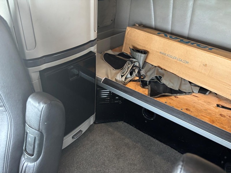 Peterbilt 579 Vehicle Full-screen Gallery Image 16