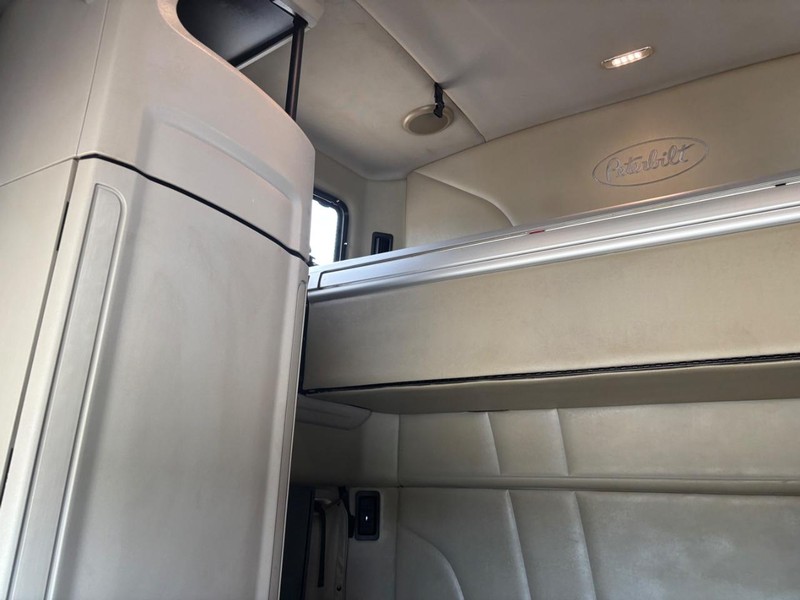 Peterbilt 579 Vehicle Full-screen Gallery Image 17