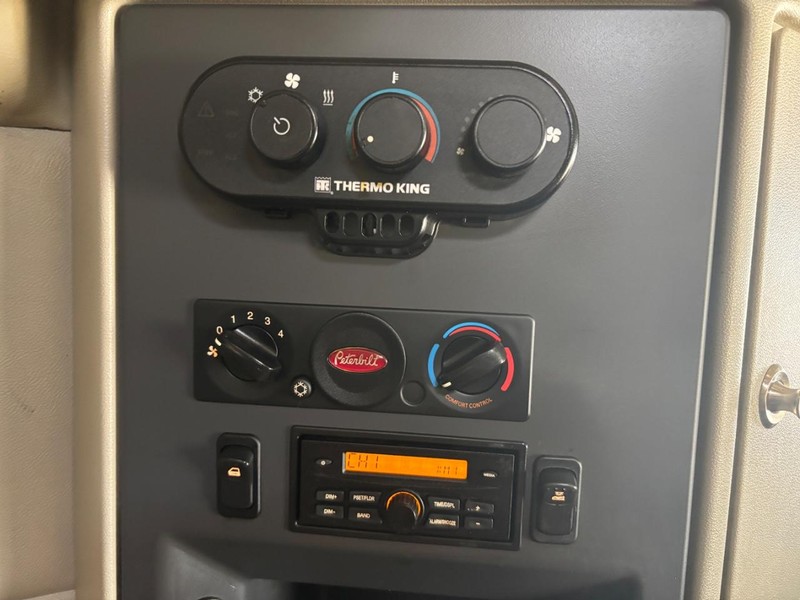 Peterbilt 579 Vehicle Full-screen Gallery Image 20