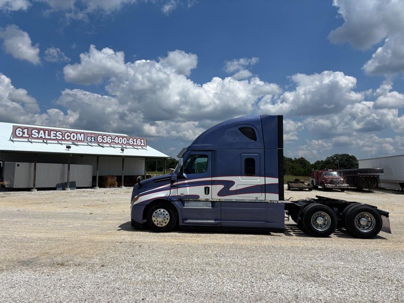 Freightliner CASCADIA Vehicle Full-screen Gallery Image 01