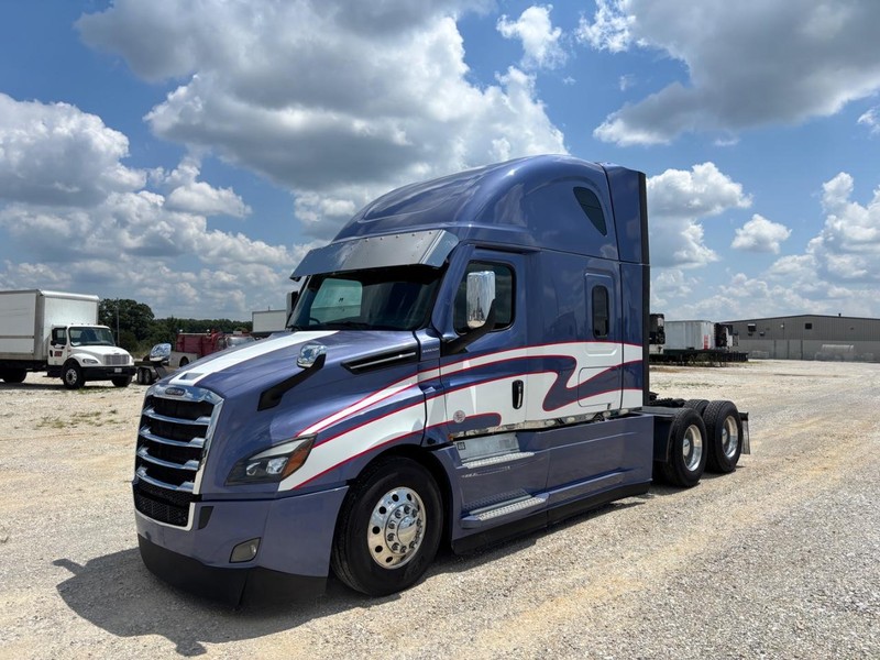 Freightliner CASCADIA Vehicle Full-screen Gallery Image 02