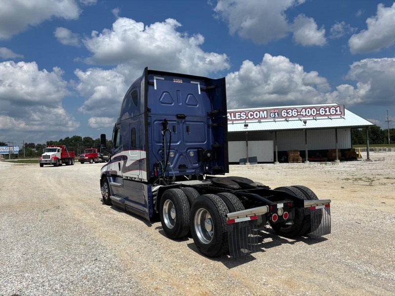 Freightliner CASCADIA Vehicle Full-screen Gallery Image 03