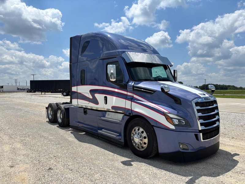 Freightliner CASCADIA Vehicle Full-screen Gallery Image 04