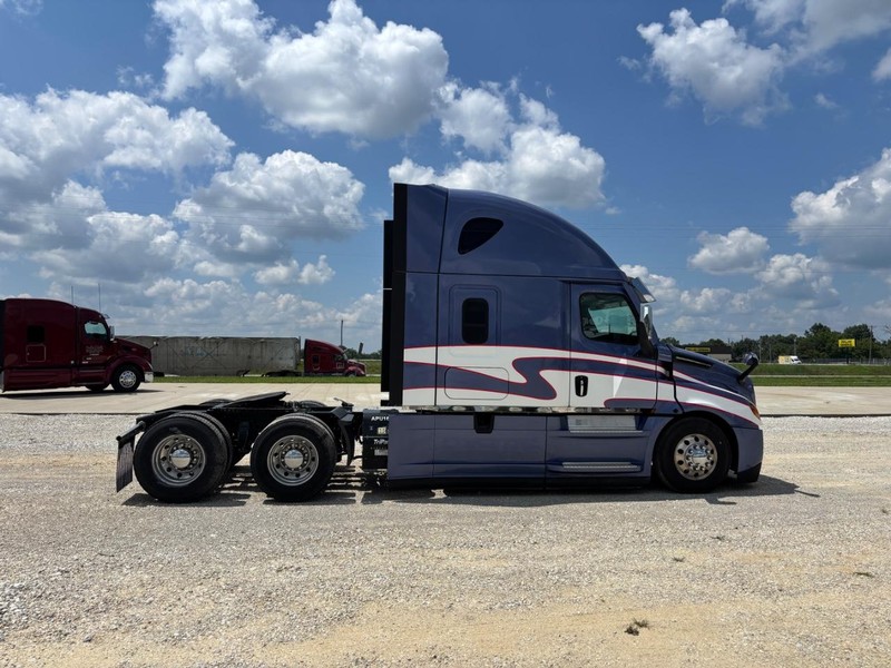 Freightliner CASCADIA Vehicle Full-screen Gallery Image 05