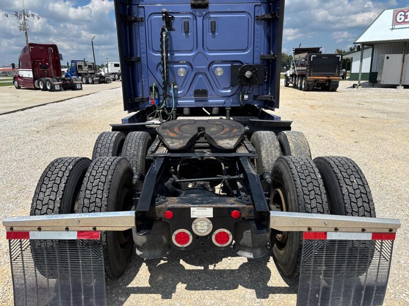 Freightliner CASCADIA Vehicle Full-screen Gallery Image 06