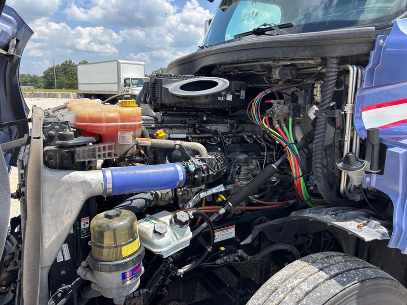 Freightliner CASCADIA Vehicle Full-screen Gallery Image 08